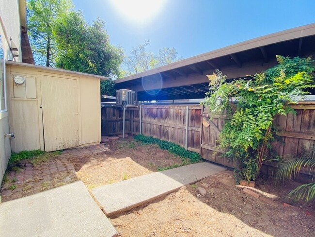 Building Photo - Condo Overlooking the American River!