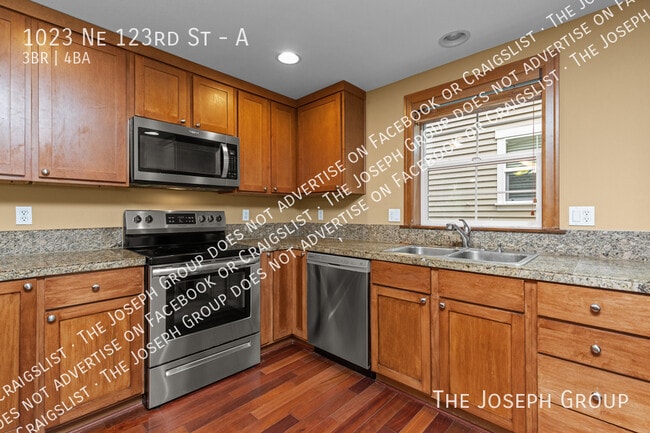 Building Photo - 1023 NE 123rd St