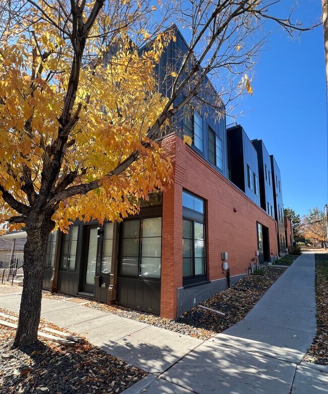 Building Photo - 3295 Navajo St