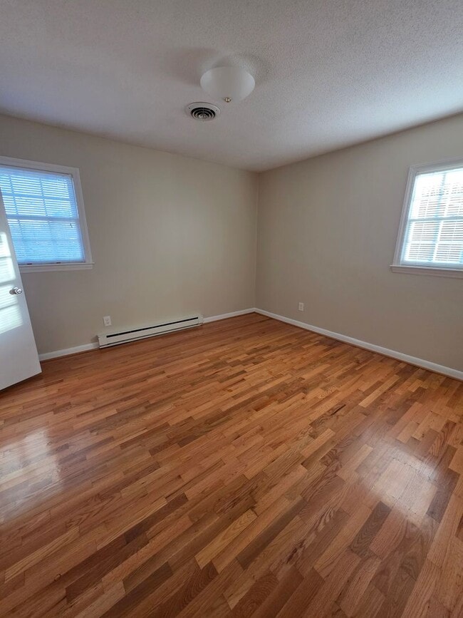 Building Photo - 3 BR with Den & Carport!