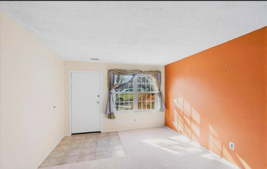 Living Room - 68 Park Vallei Ln