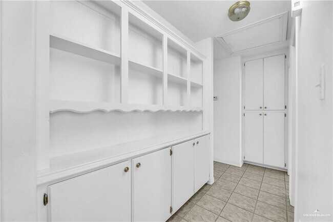 Building Photo - 20 Meadow Way Dr