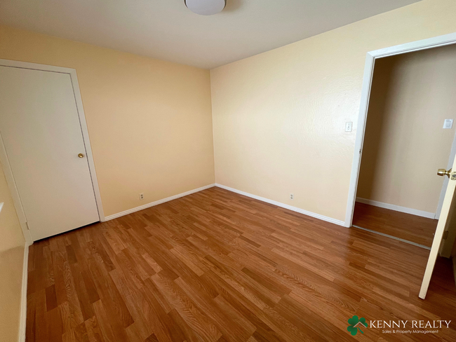 Building Photo - Large 3 Bedroom, 2 Bathroom in Daly City