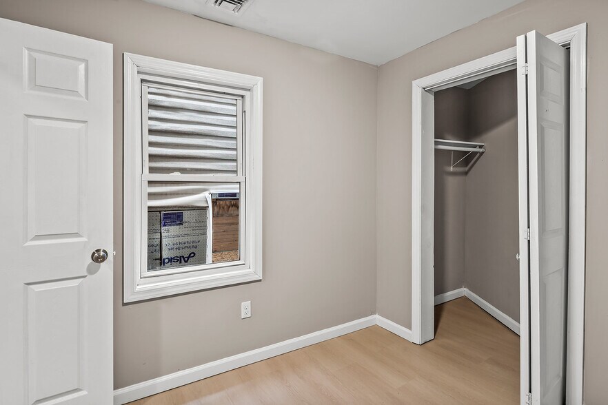 Building Photo - 113 E Main St