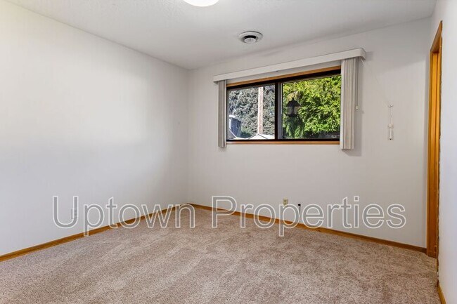 Building Photo - 1192 SE 21st Ave