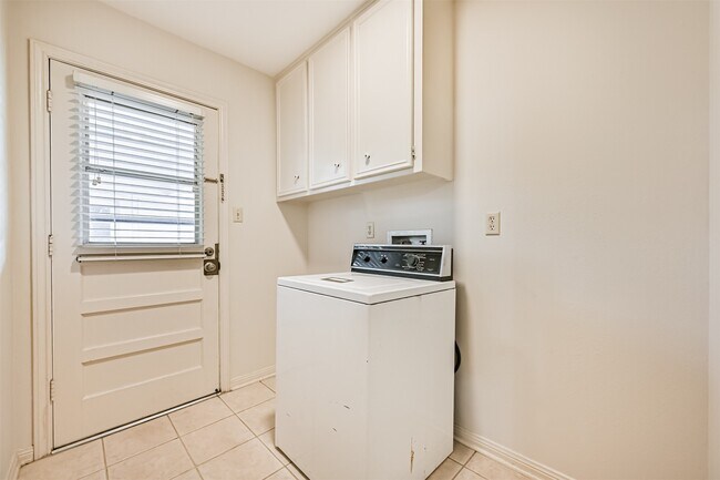 Building Photo - 2005 La Salle Ln