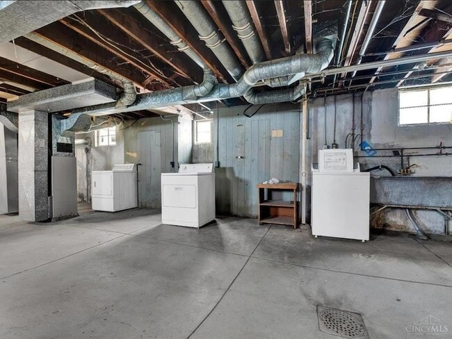 Building Photo - 4363 Ridgeview Ave