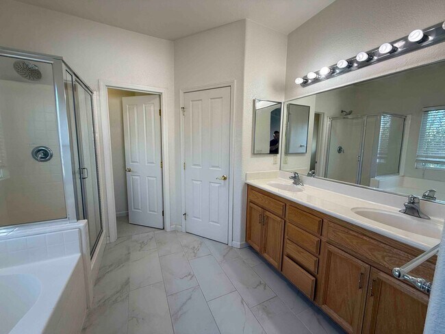 Building Photo - Spacious Cresleigh Ranch Home Near Schools...