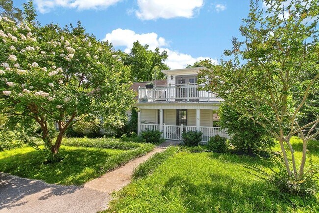 Building Photo - 3008 Lakeshore Dr