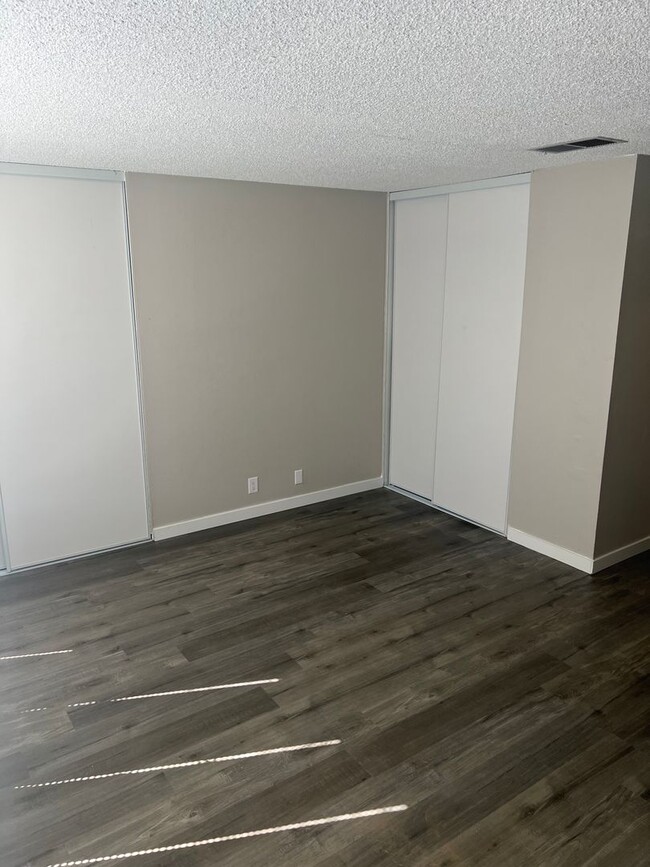 Building Photo - 3 Bedroom 1.5 Bathroom   Cheyenne & Civic ...