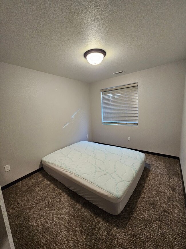 Building Photo - 4 BED | 2 BATH | DOUBLE GARAGE | RAPID VALLEY