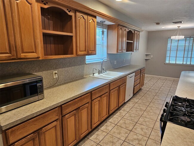 Building Photo - 2701 Henderson Ln