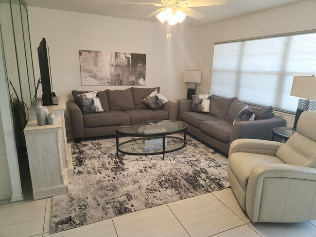 Building Photo - 3059 Ainslie Dr