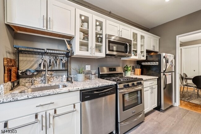 Building Photo - 5 Roosevelt Pl