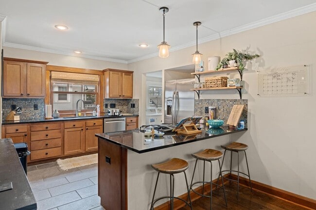 Building Photo - 2 Bed 1.5 Bath Home in the Heart of KCMO and Plaza Area