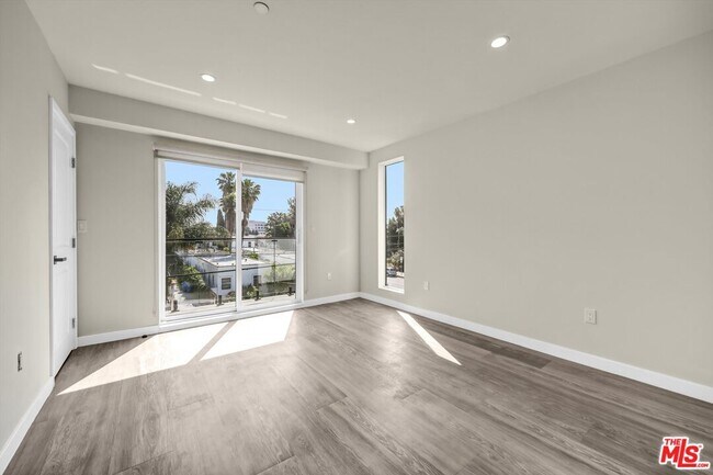 Building Photo - 1305 N Sycamore Ave