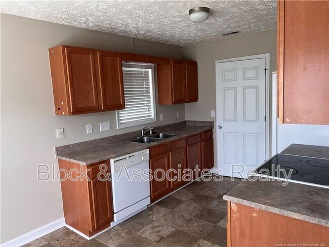 Building Photo - 1465 Avoncroft Dr