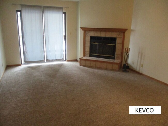 Building Photo - Second-Story Apartment Near Horsetooth!