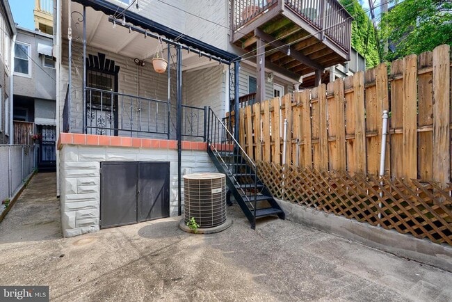 Building Photo - 2229 Gough St
