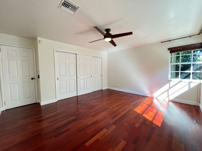 Building Photo - Beautifully appointed 4 Bedrooms, 2 Bathro...