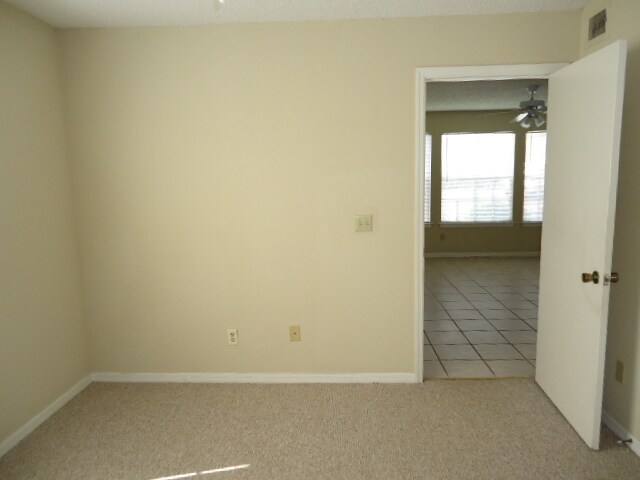 Building Photo - 1st Floor 2br/2ba Metrowest Condo with Pri...