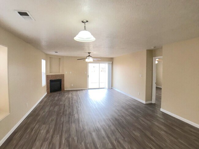 Building Photo - Ventana Ranch 3 bedroom. Newer Flooring! No Carpet. Huge open living space. Great location.