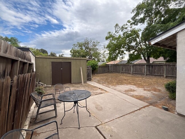Building Photo - CHARMING 3 BEDROOM 2 BATHROOM SINGLE-STORY IN STOCKTON!