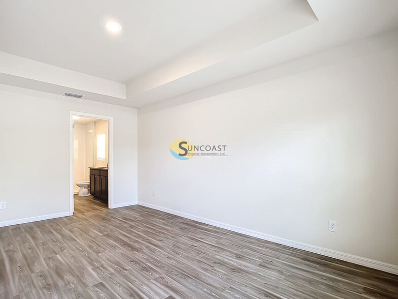 Building Photo - 11501 N Landover Terrace