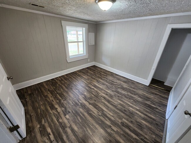 Building Photo - 826 N Weaver Ave