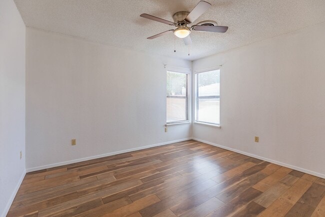 Building Photo - 3 Bedroom 2 Bath Home