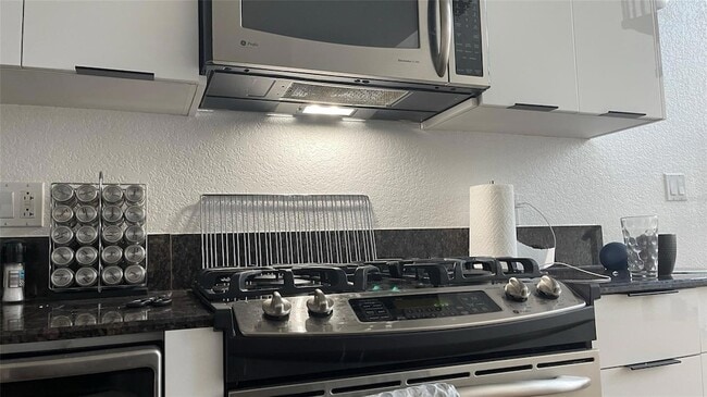 Building Photo - 150 E Robinson St