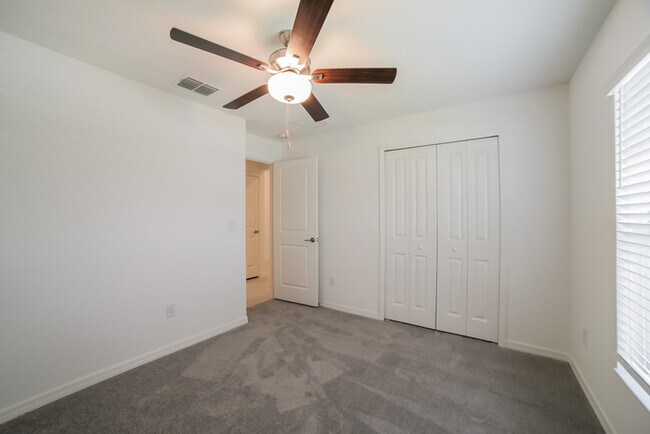 Building Photo - Lovely 3 Bedroom Home