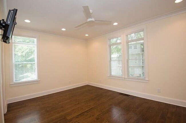 Building Photo - 37 Waverly Way NE