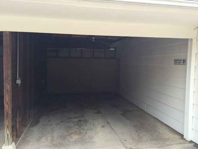 Building Photo - Gorgeous 2 Bedroom, 1.25 Bath Townhouse near UIHC