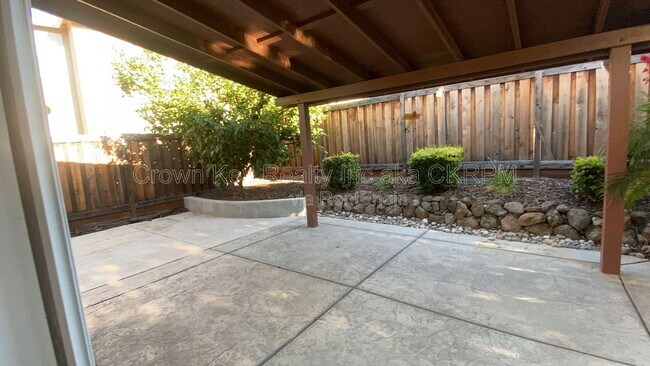 Building Photo - 172 W Viola St