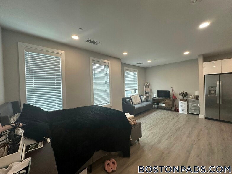 Building Photo - 656 Saratoga St