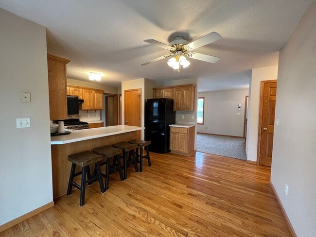 Building Photo - Gorgeous 5 Bed, 2.5 Bath Single-Family Home!
