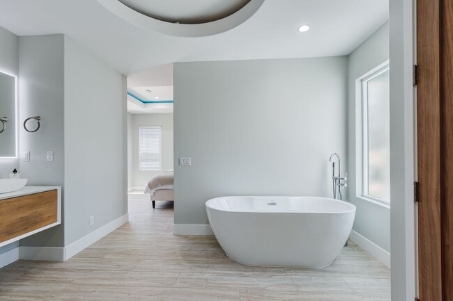 Building Photo - 10068 Russell Ave