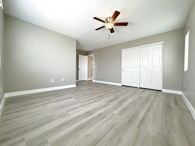 Building Photo - Vaulted Ceiling Home, Gated Community w/ P...