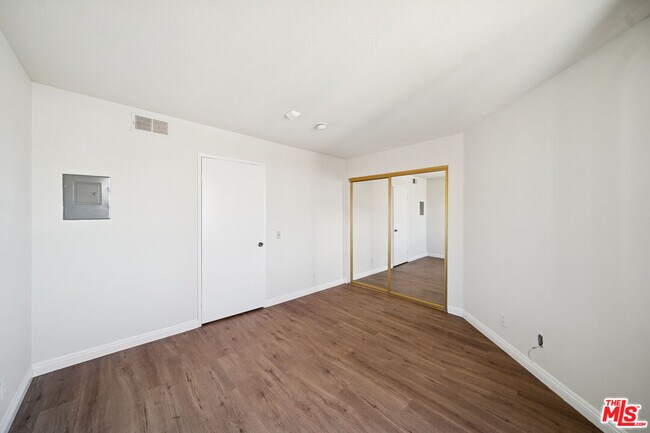 Building Photo - 1519 N Martel Ave