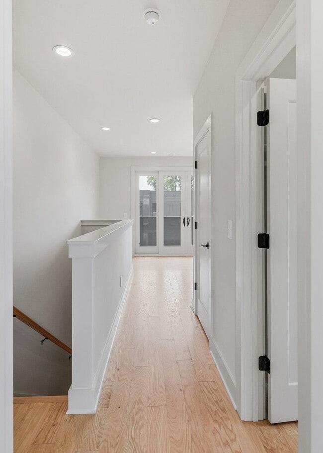 Building Photo - Stunning End Unit Townhome in Salemtown