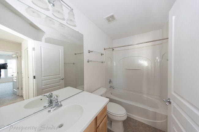 Building Photo - 636 Hawley Dr