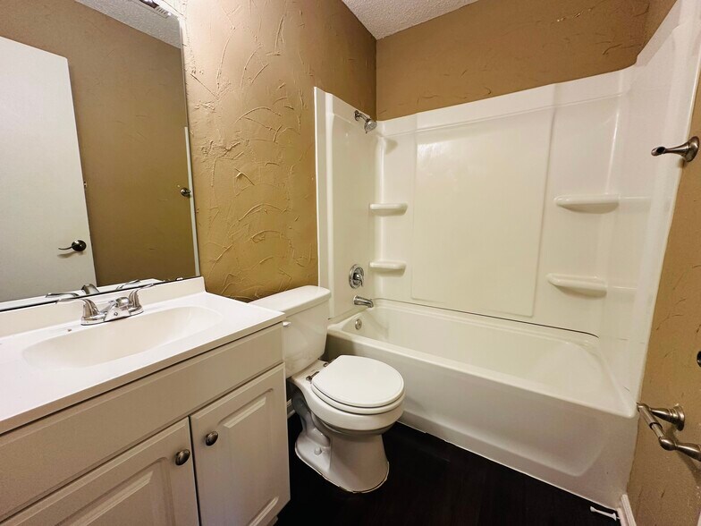 Building Photo - 1815 Gracy Farms Ln