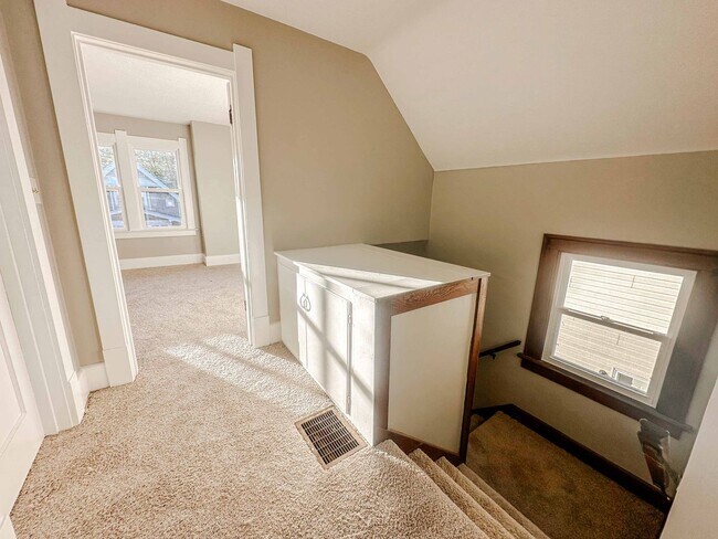 Building Photo - Very well maintained three bedroom house with tons of storage and two car garage