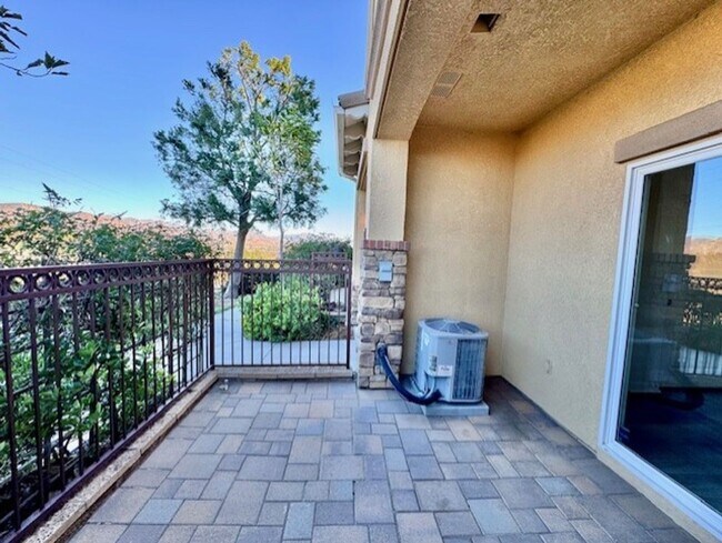 Building Photo - 2-bedroom, 2-bathroom condo in the Sunset Ridge community of Granada Hills