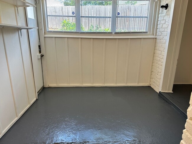 Building Photo - Lovely Two Bedroom Condo in Cotswold!