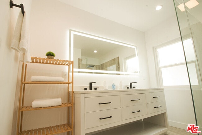 Building Photo - 9042 Phyllis Ave