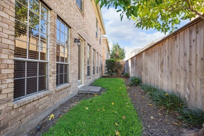Building Photo - 2802 Briarhurst Park