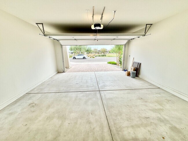 Building Photo - Beautiful 3 Bedroom 2 Bath Single Level Newer Built Home In Litchfield Park! Has Solar!