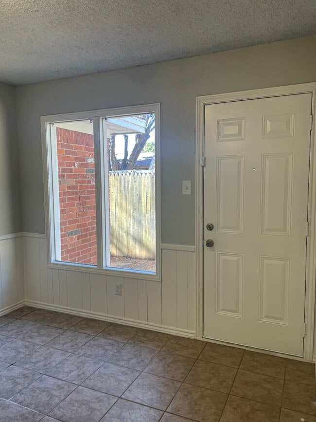 Building Photo - Spacious 3/2/2 with quick access to the Loop